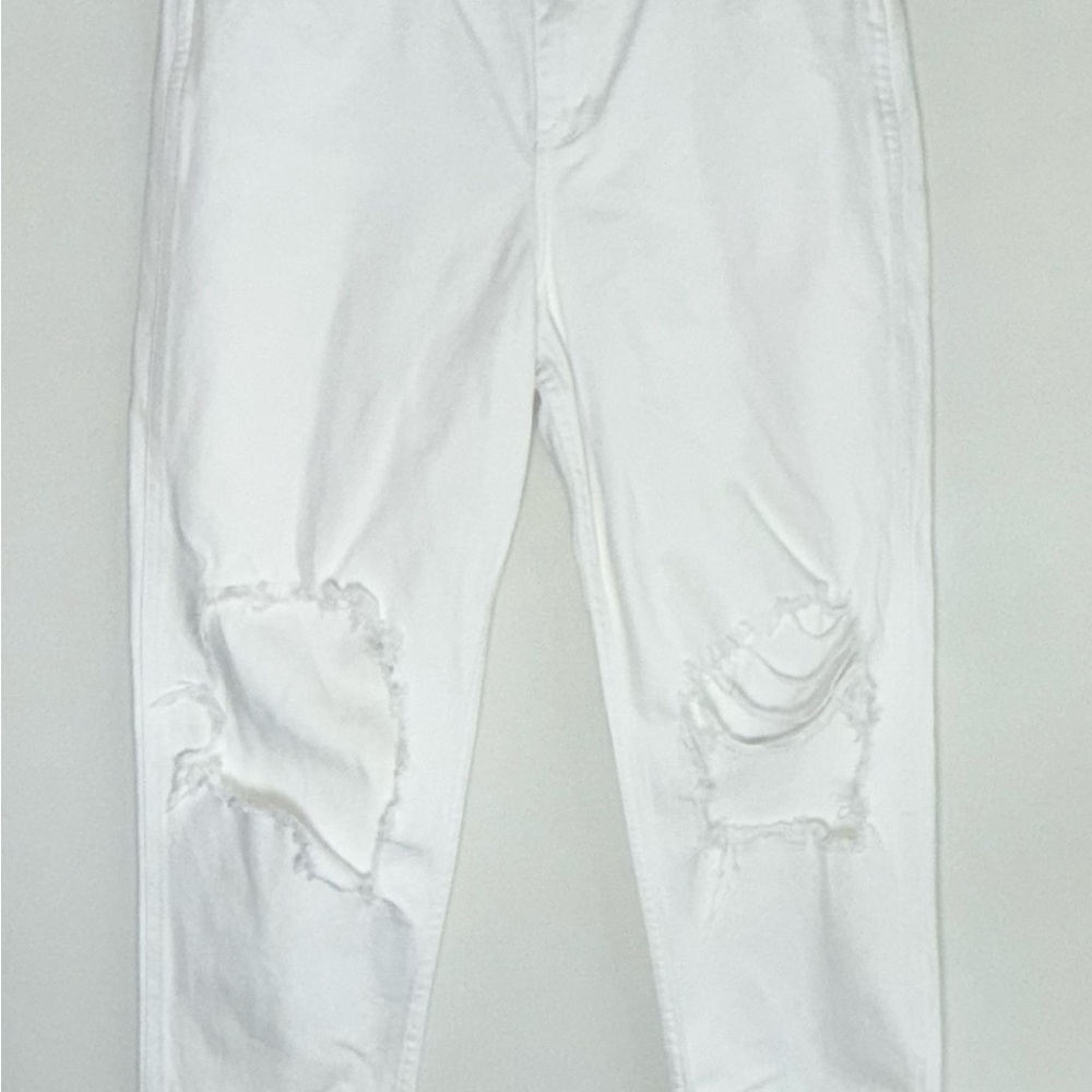 Hollister Ultra High-Rise Mom Jeans • Women’s size 28